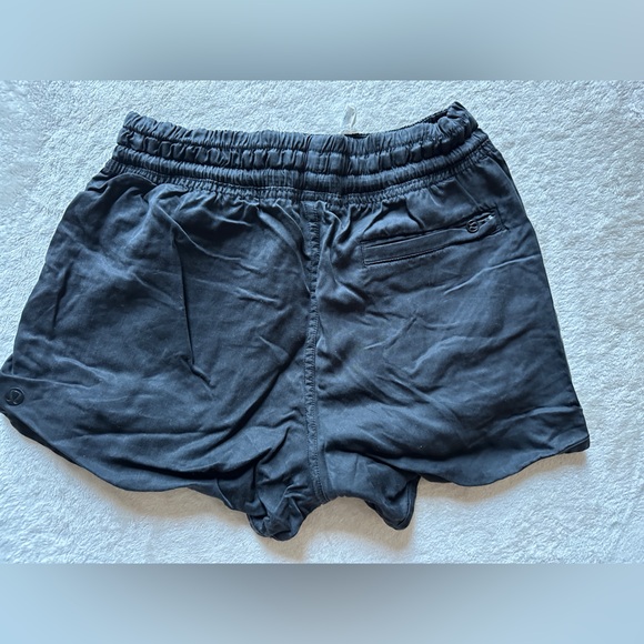 Lululemon shorts Black Size 2 Zip Back Pocket Tencel - Picture 3 of 3